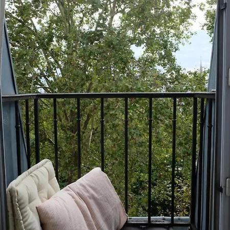 Sonniges Mit Blick Ueber Park Zum Eiffelturm Appartement